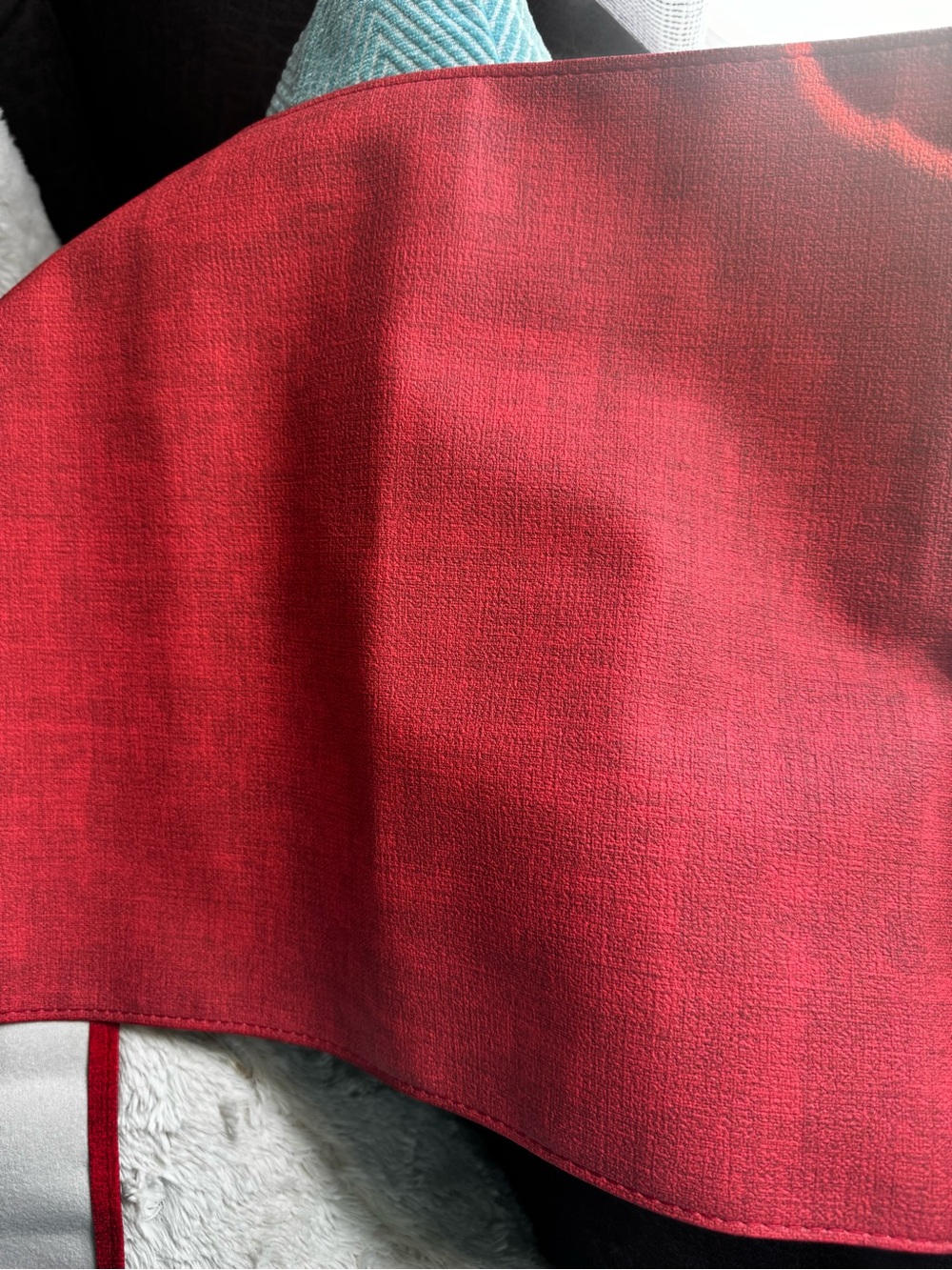 Red Table Runner wipeable - Picture 3 of 6